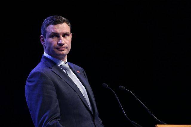 Виталий Кличко - Владимир Кличко - Кличко осмотрел треснувший в Киеве стеклянный мост - aif.ru - Украина - Киев - Киев