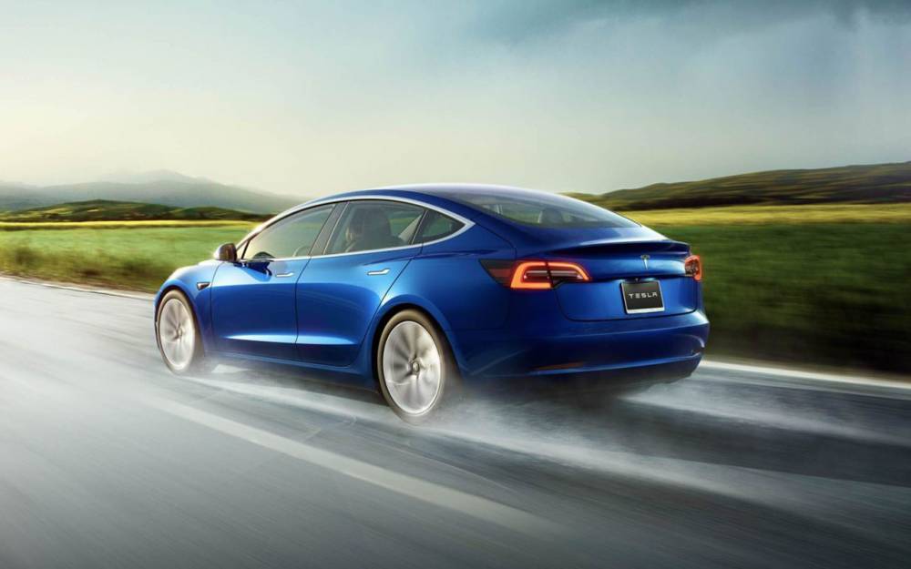 Кто же так перестраивается?! — Tesla обновила автопилот - zr.ru