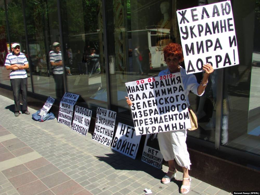 В Волгограде вновь напали на активистку с плакатом "Путин, уйди сам" - svoboda.org - Волгоград