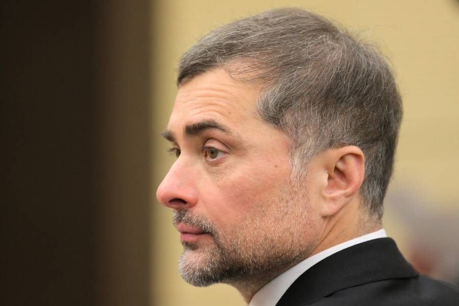 Дмитрий Песков - Виктор Медведчук - Владислав Сурков - Песков не стал комментировать сообщения об отставке Суркова - m24.ru - Россия - Украина