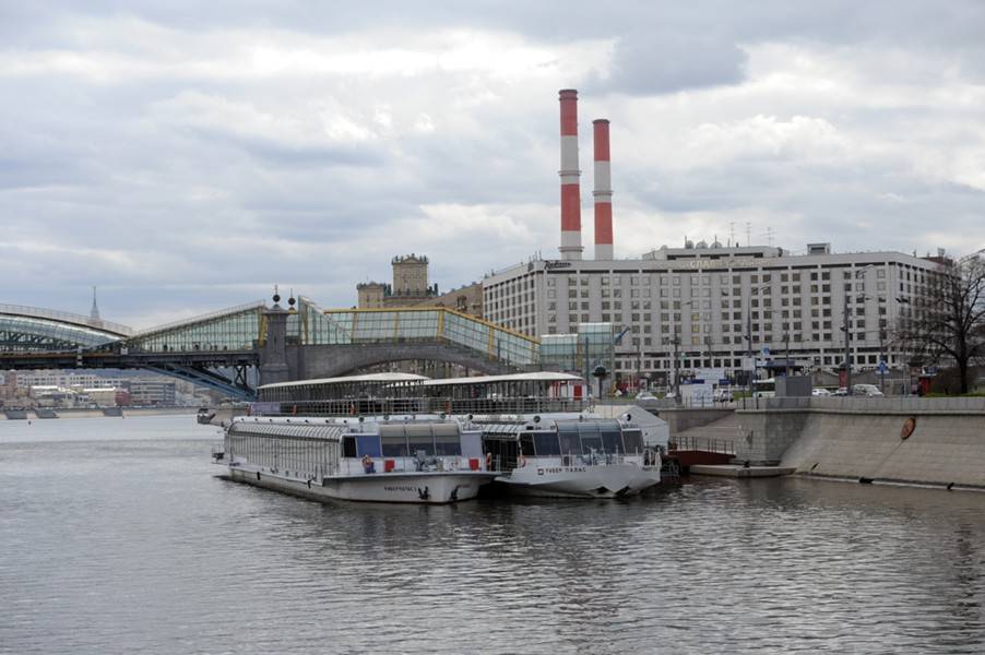 В Москве два теплохода задели друг друга из-за сильного ветра - m24.ru - Москва - Санкт-Петербург - Голландия