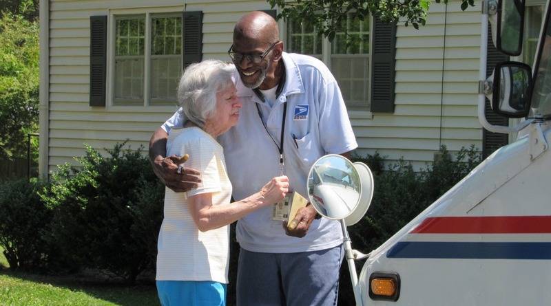 Когда почтальон, проработавший 35 лет, вышел на пенсию, сотни местных жителей вышли на улицы, чтобы поблагодарить его (фото) - usa.one - шт. Джорджия