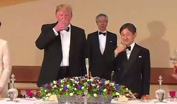 Дональд Трамп - Трамп - Трезвенника Трампа напоили шампанским у японского императора - argumenti.ru - США - Япония
