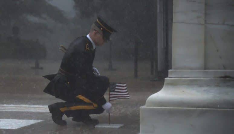 Фотография солдата, который под проливным дождем водрузил флаг у могилы неизвестного солдата, стала вирусной - usa.one - США - Вашингтон