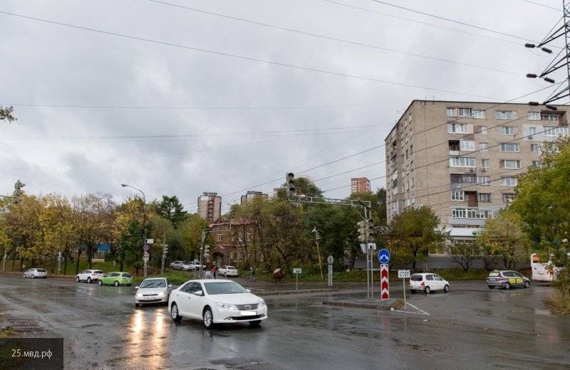 Во Владивостоке обрушившиеся бетонные блоки расплющили несколько машин - newinform.com - Владивосток - Владивосток