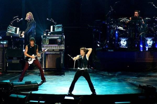 Джон Бон Джови - Опубликовано видео, как лидер группы Bon Jovi прогуливается по Москве - inforeactor.ru - Москва - Россия
