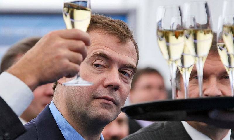 Дмитрий Медведев - Медведев запретил госучреждениям закупать импортное вино - bloknot.ru