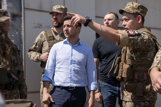 Владимир Зеленский - Руслан Хомчак - Хомчак не справился с бронежилетом, сопровождая Зеленского в Донбассе - aif.ru - Украина - ДНР