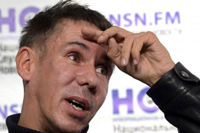 Алексей Панин - Актера Панина оштрафовали на 59 тысяч рублей за курение в самолете - aif.ru - Москва - Россия - Стамбул