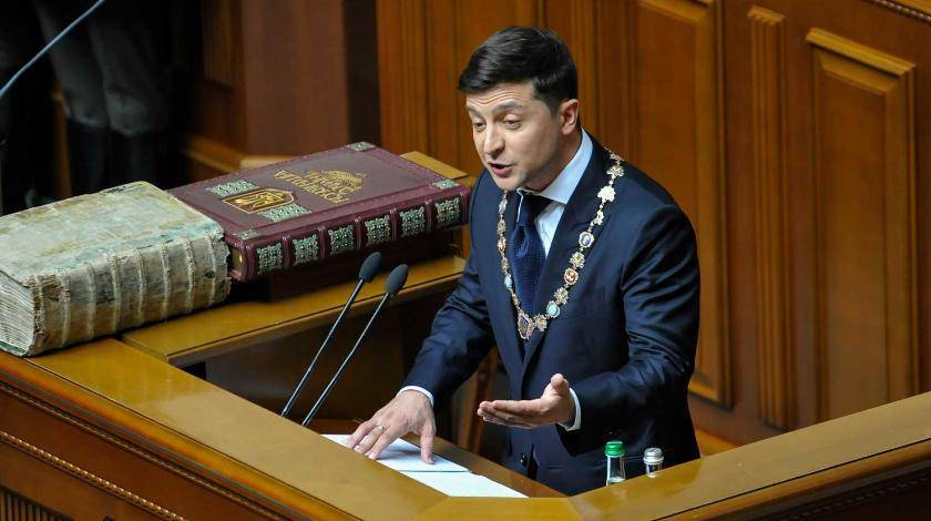 Владимир Зеленский - Руслан Стефанчук - Команда Зеленского внесла в Раду законопроект об импичменте президента - utro.ru - Украина