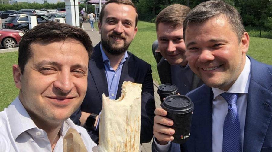 Владимир Зеленский - Сергей Обложко - Зеленский порекомендовал политикам есть шаурму - iz.ru - Украина - Киев - День