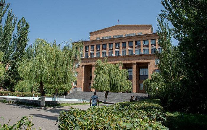 Совет попечителей решит, кто временно заменит Симоняна на посту ректора ЕГУ - ru.armeniasputnik.am - Армения - Ереван