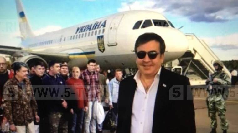 Владимир Зеленский - Петр Порошенко - Михаил Саакашвили - Михаил Саакашвили прилетел в&nbsp;Киев&nbsp;— видео - 5-tv.ru - Украина - Киев - Грузия - Одесса
