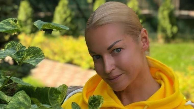 Анастасия Волочкова - «Зина из&nbsp;магазина»&nbsp;— Волочкова нарядилась в&nbsp;продавца и&nbsp;заинтриговала подписчиков - 5-tv.ru