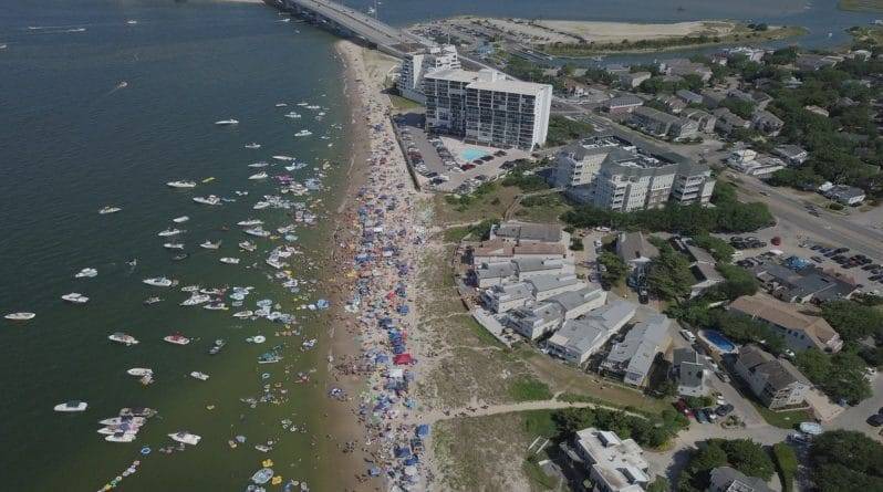 «Поезжайте к себе на свалку и не возвращайтесь»: жители Вирджиния-Бич возмутились 10 тоннам мусора, оставшимися на пляже после Дня поминовения - usa.one - США - Вирджиния-Бич