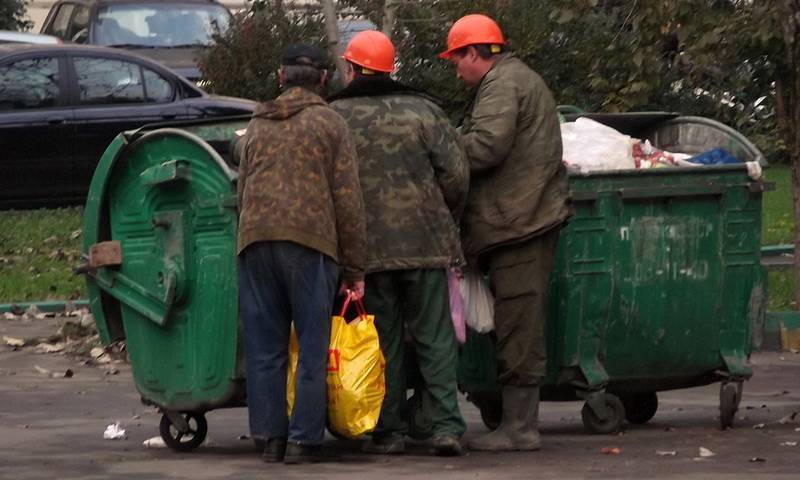 Григорий Березкин - Игорь Николаев - Россиянам предсказали  дальнейшее падение  доходов - bloknot.ru