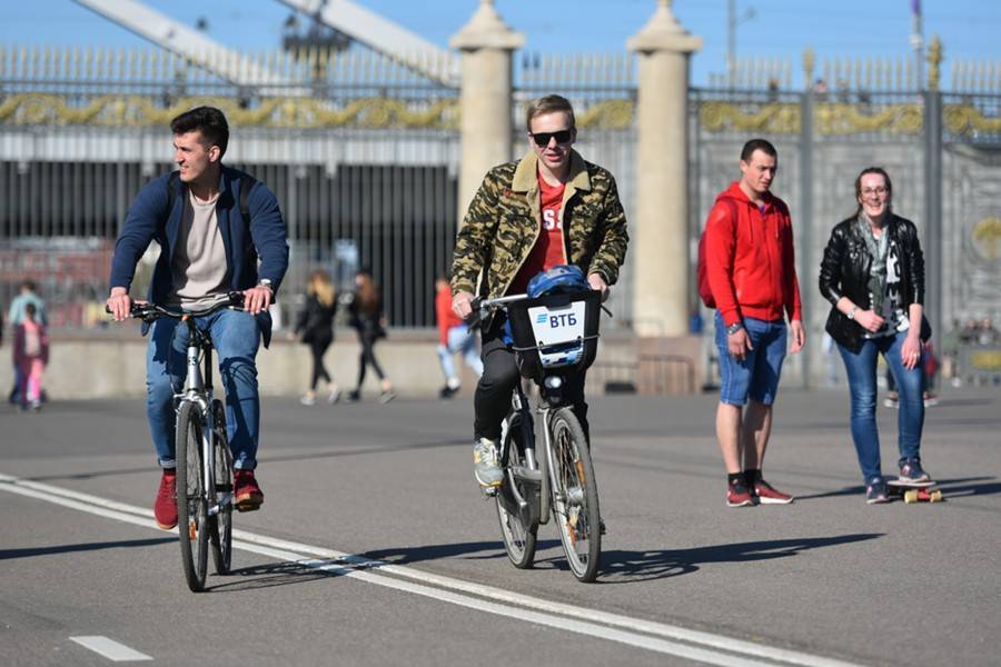 ЦОДД призвал велосипедистов переходить дорогу только пешком - m24.ru - Москва