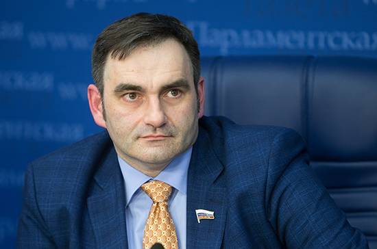 Сергей Рябухин - Юрий Кобзев - Кобзев предложил запретить курение сигарет на летних верандах ресторанов - pnp.ru