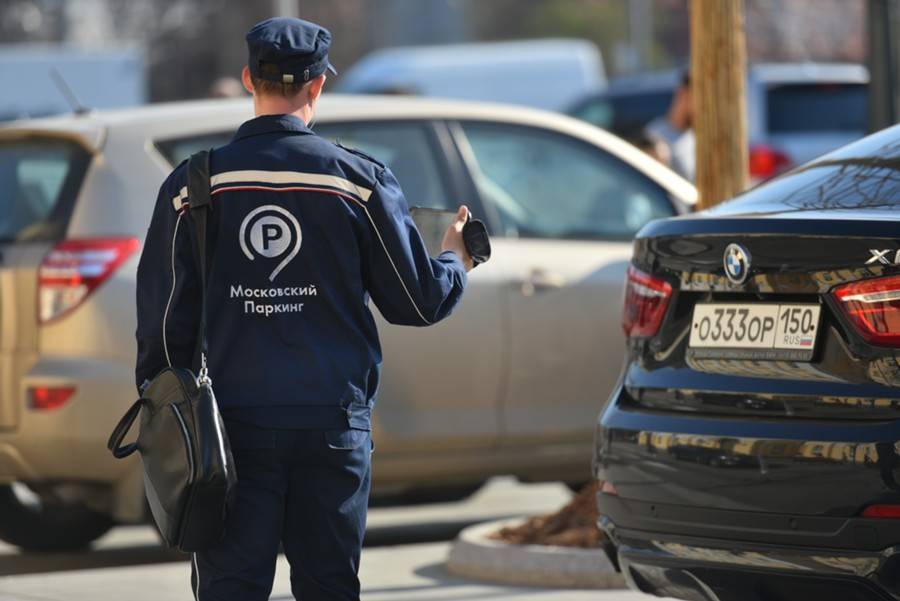 Платные парковки в Москве начали проверять инспекторы на роликах - m24.ru - Москва