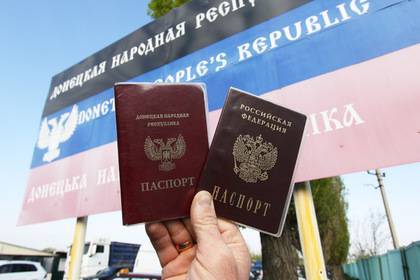 Владимир Гройсман - Украина отказалась признать выданные жителям Донбасса российские паспорта - lenta.ru - Украина - Киев - Донбасс