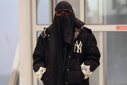 Линдси Лохан - Мадонна появилась на публике в мусульманской одежде - lenta.ru - New York - Лондон - Нью-Йорк