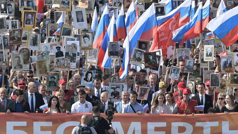 Владимир Путин - В шествии «Бессмертного полка» в Москве участвуют 700 тысяч человек - russian.rt.com - Москва - Россия - Москва