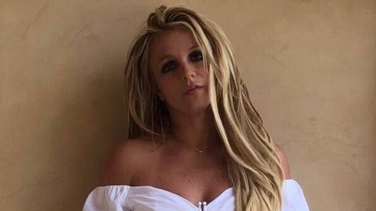 Бритни Спирс - «Приятно быть глупой»: Поклонники подозревают, что Бритни Спирс снова сошла с&nbsp;ума - 5-tv.ru