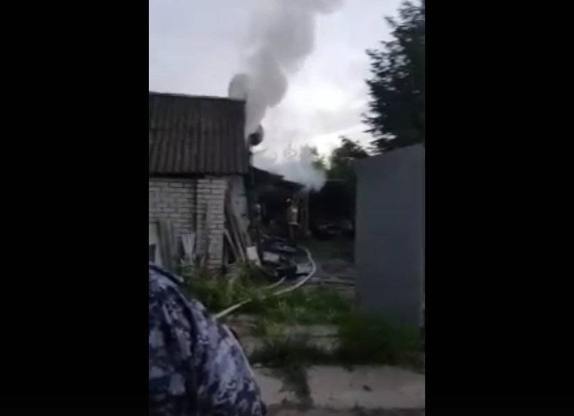 Очевидцы сняли на видео страшный пожар в жилом доме - readovka.ru - Смоленск