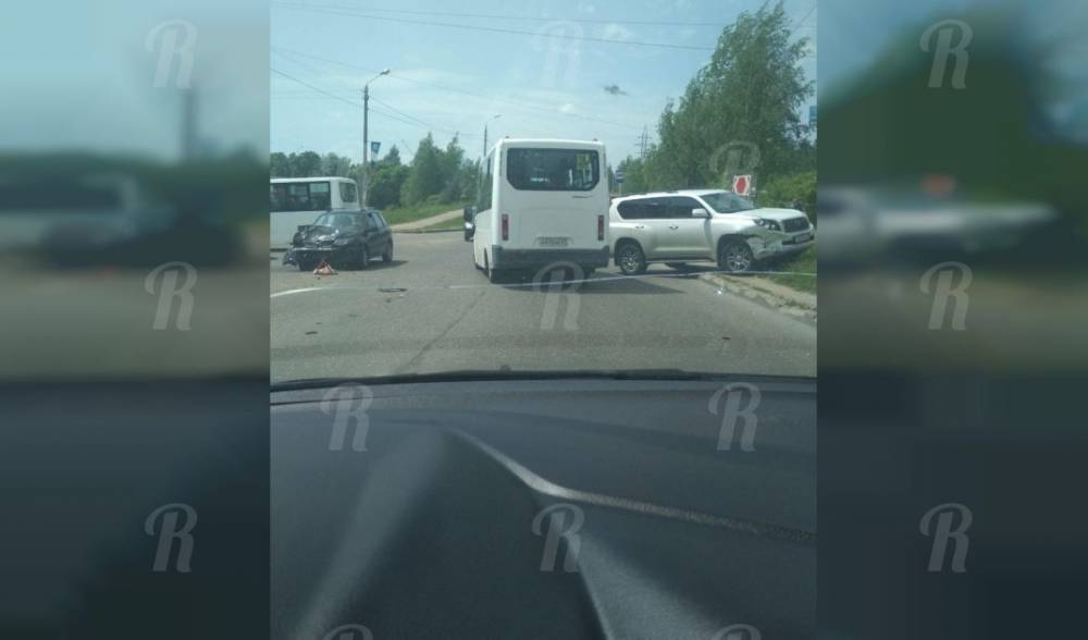 Детали от машин разбросало по дороге: жёсткая авария случилась в Заднепровье - readovka.ru - Смоленск