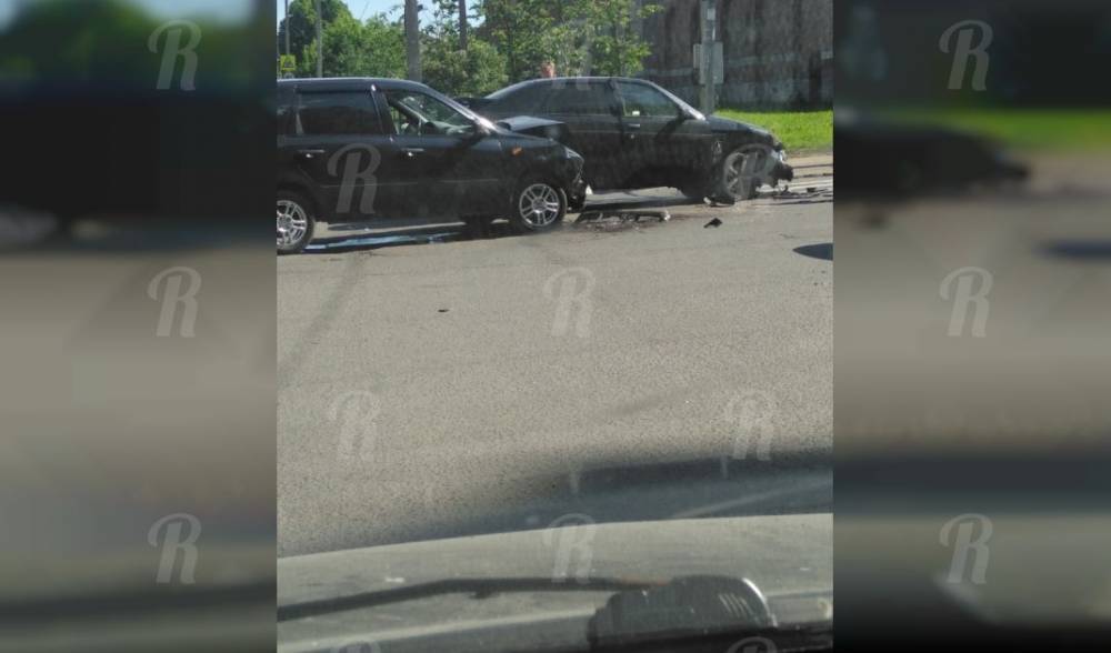 Встреча двух легковушек у Никольских ворот закончилась плачевно - readovka.ru - Смоленск