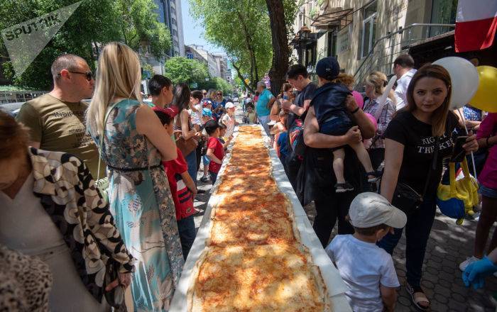 Aram Nersesyan - Детвора просто в восторге: в Ереване испекли рекордно длинную пиццу - ru.armeniasputnik.am - Армения - Ереван