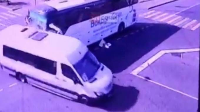 Опубликовано видео с моментом столкновения 2 экскурсионных автобусов в Сочи - piter.tv - Сочи