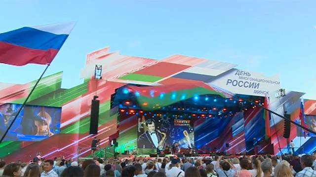 Празднование Дня России в Минске затмило футбольный матч Белоруссии против Германии - ren.tv - Россия - Белоруссия - Германия - Минск - Русь