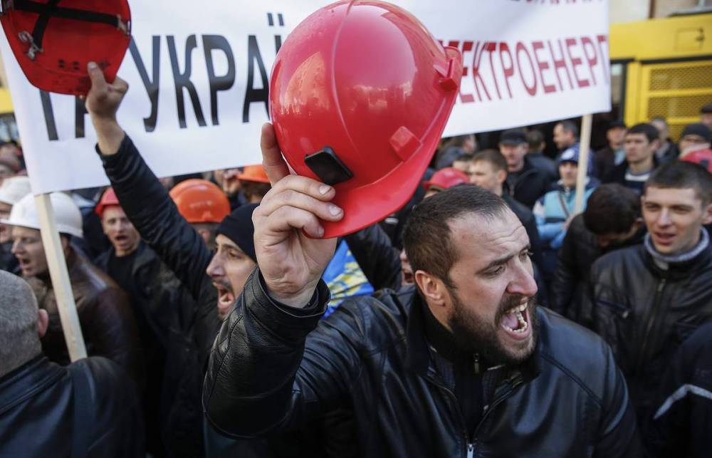 Львовские шахтеры перекрыли трассу с требованием выплатить долги по зарплате - novorosinform.org - Украина - Львов - Львовская обл.
