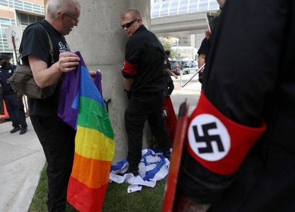 Американский неонацист под охраной полиции помочился на израильский флаг - 9tv.co.il - шт. Мичиган - Detroit