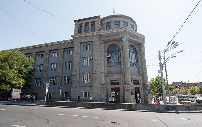 Кто получал в мединституте 10 тысяч долларов? Контрольная служба нашла злоупотребления - ru.armeniasputnik.am - Армения - Ереван