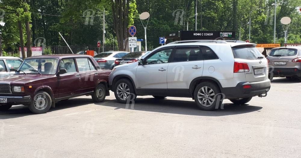 Две легковушки без водителей попали в нелепое ДТП на парковке в Смоленске - readovka.ru - Смоленск
