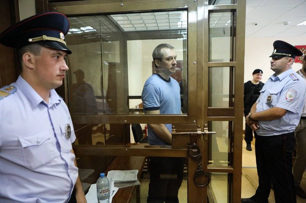 Дмитрий Захарченко - Поел на 13 лет: неожиданные подробности приговора полковнику Захарченко - tvc.ru