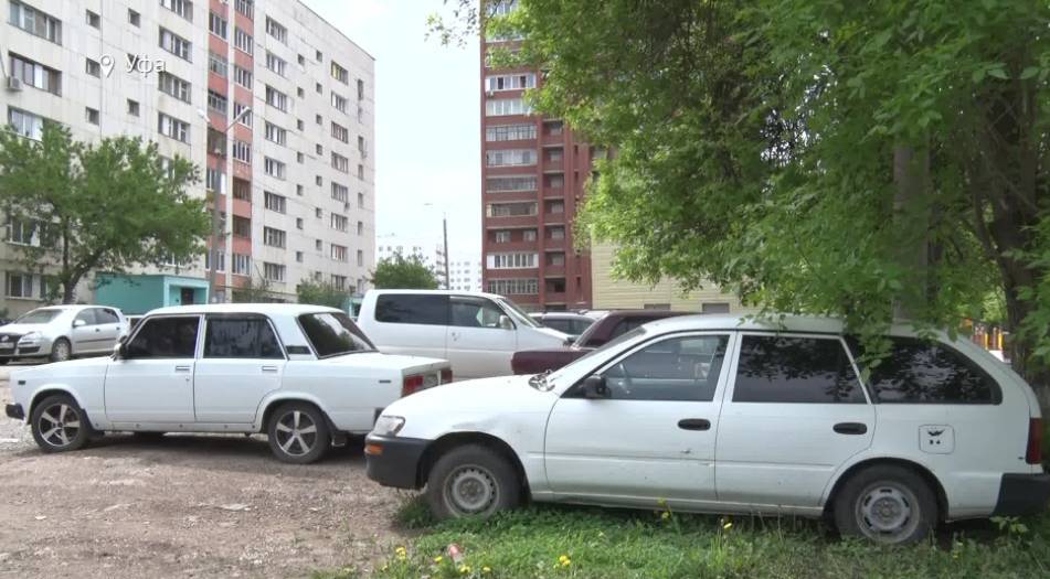 Радий Хабиров - В Башкирии за два месяца штрафы за парковку на газонах составили 14 млн рублей - bash.news - Уфа