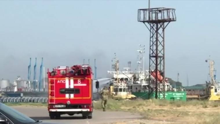 Видео с&nbsp;места: Взрыв на&nbsp;танкере в&nbsp;порту Махачкалы - 5-tv.ru - Санкт-Петербург - Махачкала