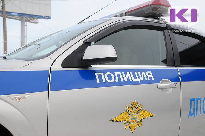 То яма, то канава: в Ухте и Усть-Вымском районе две машины съехали в кювет - komiinform.ru - респ. Коми