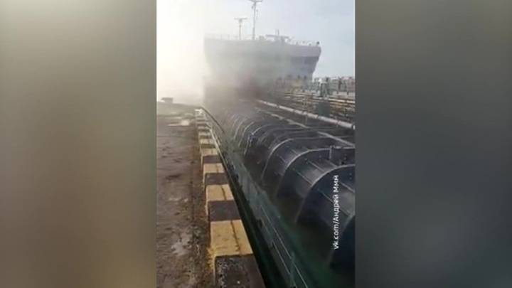 Взрыв танкера в Махачкале: трое матросов найдены мертвыми - vesti.ru - Россия - Махачкала