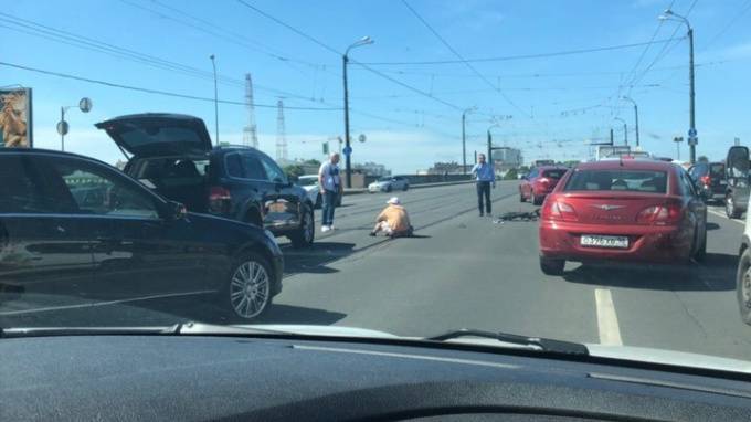 На Гренадерском мосту водитель сбил велосипедиста - piter.tv - Санкт-Петербург