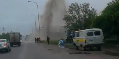Фонтан в несколько метров выбился из-под земли в Караганде (видео) - nur.kz - Караганда