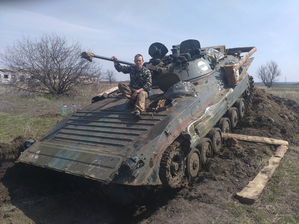 Иван Филипоненко - Киевские боевики на Донбассе протаранили бронемашиной жилой дом - news-front.info - ЛНР