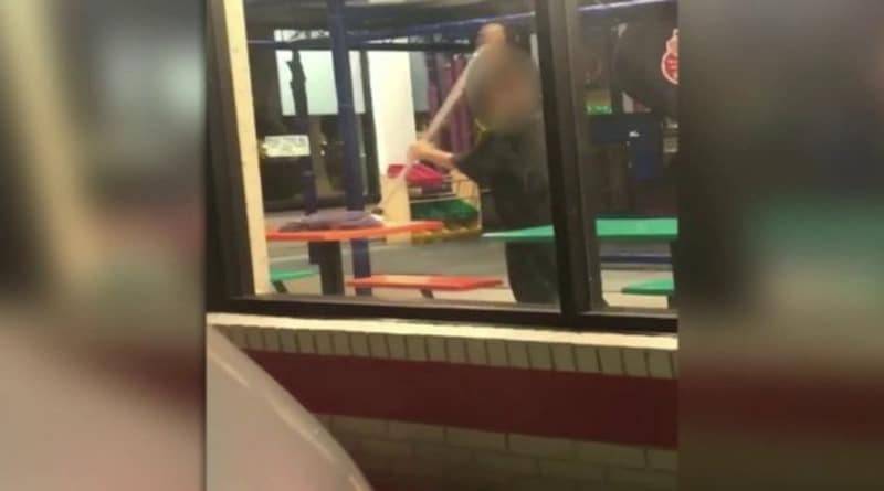 Сотрудник Burger King вытирал столы, за которыми ели посетители, шваброй для пола (видео) - usa.one - шт.Флорида
