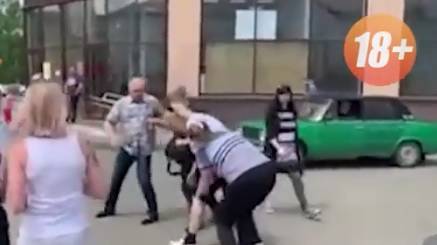 Видео: пострадавшие устроили самосуд над виновником "пьяного" ДТП на Алтае (18+) - ren.tv - Алтайский край - Бийск