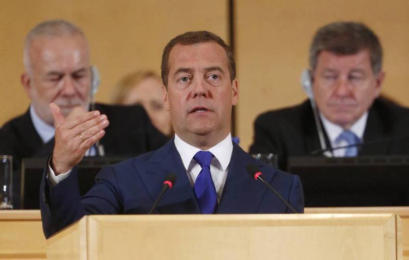 Дмитрий Медведев - Медведев не исключил переход России на четырехдневную рабочую неделю - komiinform.ru - Россия