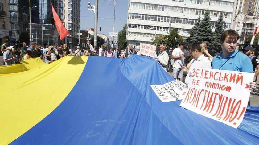 Владимир Зеленский - Андрей Герус - Просто пошутил: украинцам не снизят тарифы на ЖКХ после обещаний Зеленского - utro.ru - Незалежной