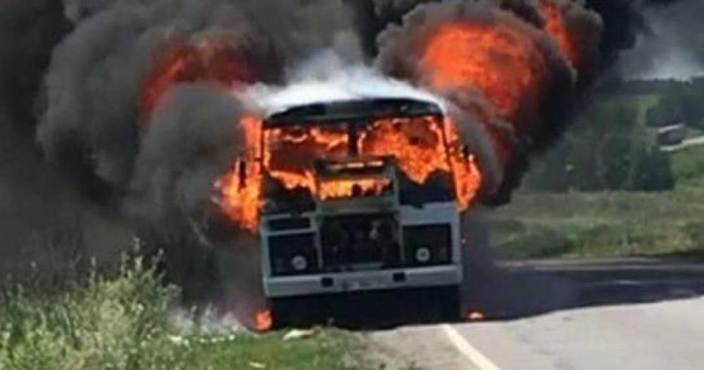 На Полтавщине на трассе во время движения загорелся автобус с пассажирами - ru.tsn.ua - Полтавская обл.